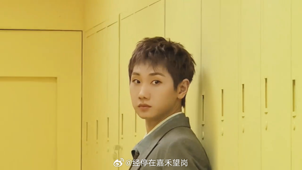 汪苏泷后室梦核造型 本来以为只是黄色背景，仔细看才发现处处都是后室的感觉，无限延