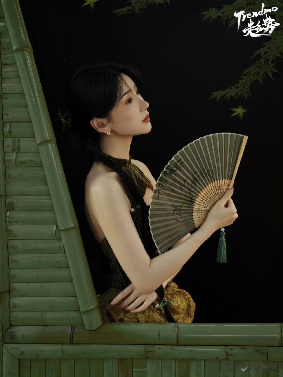 毛晓彤世园会大片：一弯清浅盈盈荷香，新叶娉婷旅人清梦。