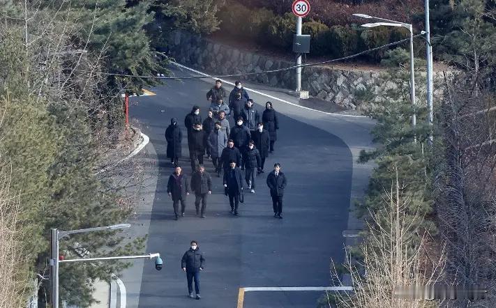 时事故事：给你新体验，助你深思考，韩国首次对现任总统发出的逮捕令备受关注。今天针
