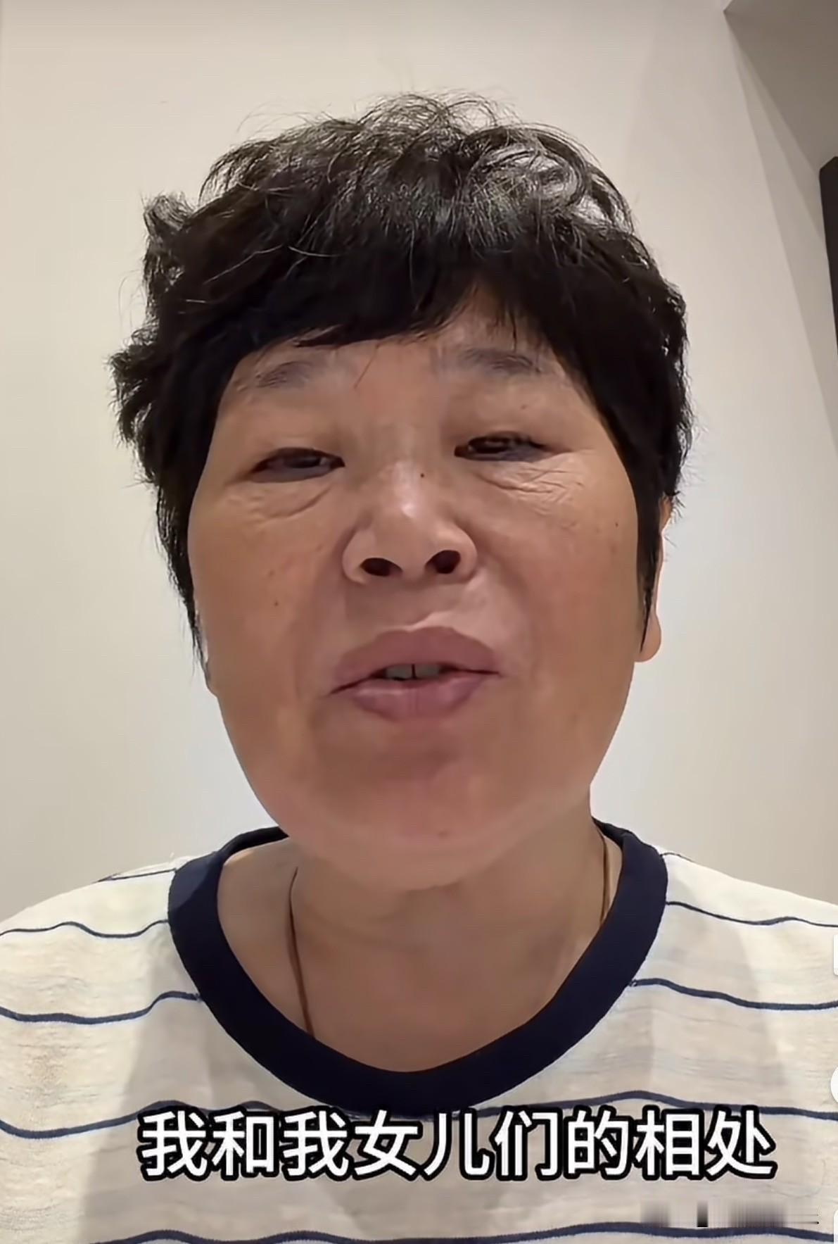 房主任发视频说：

“在这个节目里，我和我女儿的相处都是真实的，我们为我逃避、没