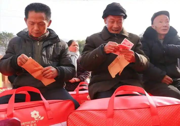农村养老金提到五百，一年多花七千多亿，能撬动八千亿消费，比修路架桥还管用。
当城