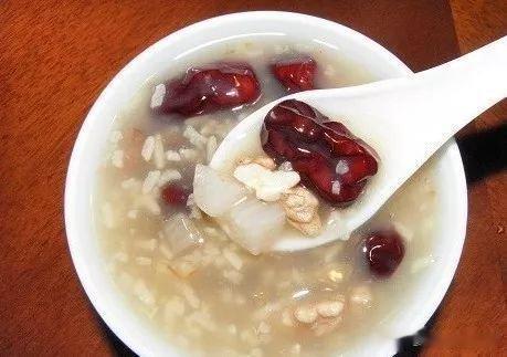 #中医话养生[超话]##这个问题吃什么# 健脾胃，益气血——红枣茯苓糯米粥功效：