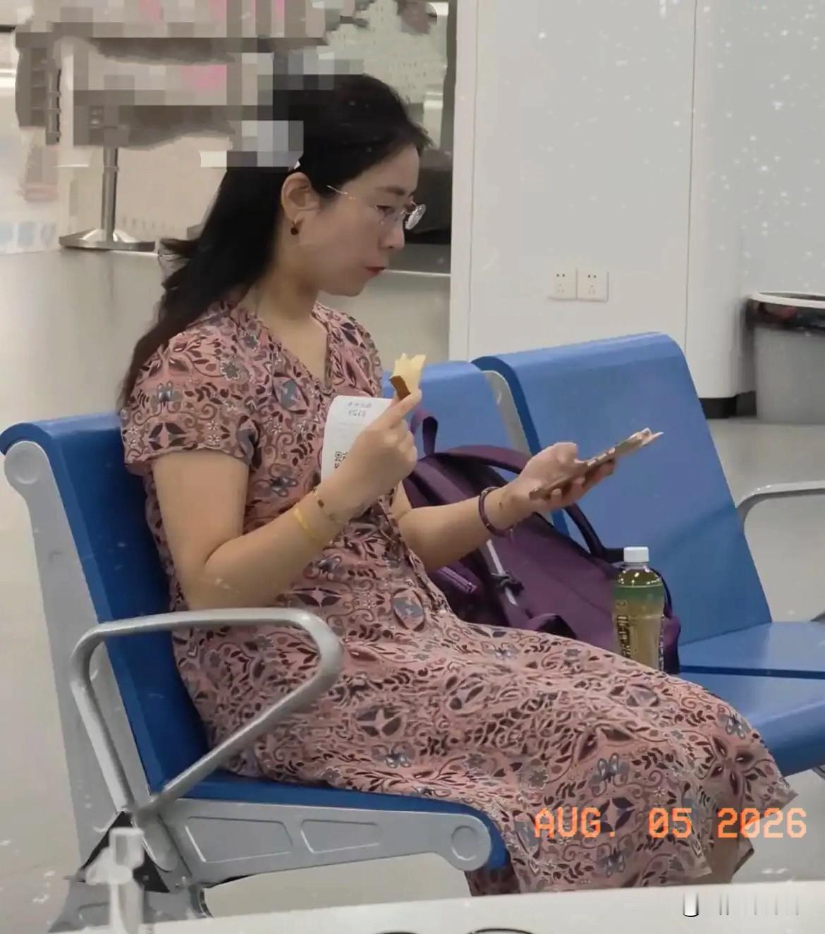 看到朱女士在无锡街头那几张照片，心里真不是滋味。

一身朴素的打扮，背着有着年代