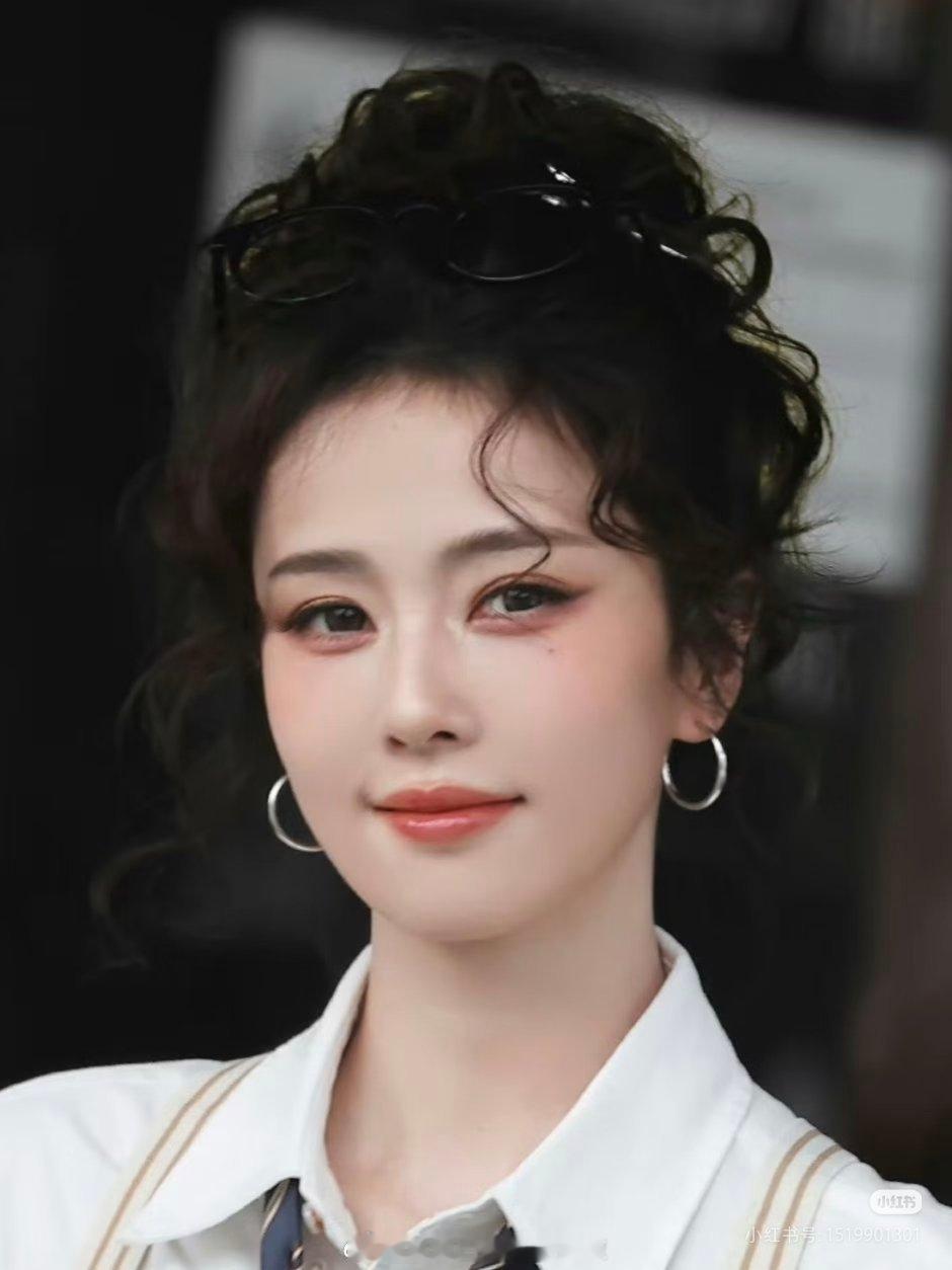 感觉白鹿更适合这种清透自然的淡妆，小清新氧气美女的风格。金鹤龙化了一整季的跑男妆