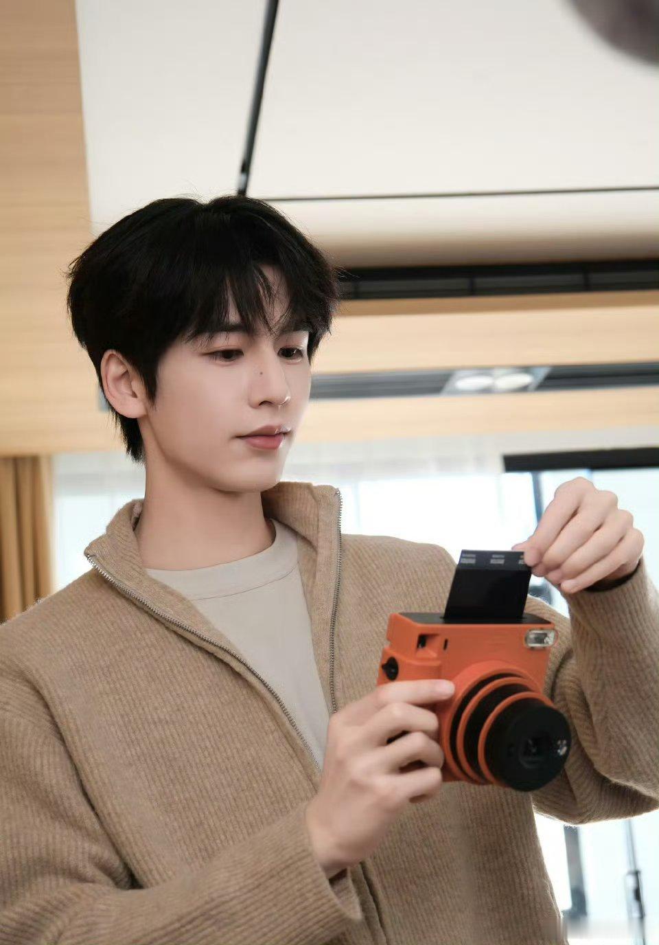 张凌赫工作碎片花絮，顺毛好温柔啊，妥妥的人夫感，谁的居家好男友！