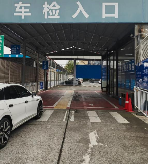 一辆2006年的车，开了19年、跑了23万公里，年检还能不能过？

答案不是看车