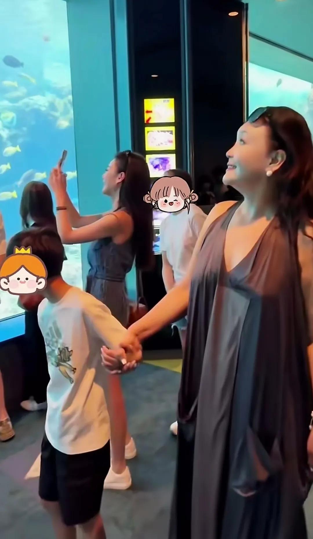 张兰其实真的很爱孙子和孙女
在这一次度假游玩海洋馆时
你看，兰姐牵了孙子的手
也