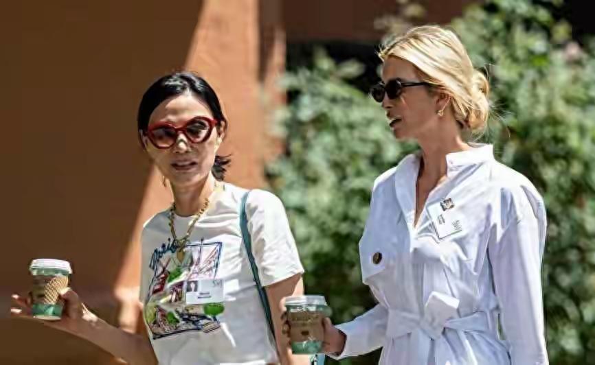 伊万卡邓文迪和马斯克母亲在一起，物以类聚人以群分，有钱人和有钱人才能聊到一块去。