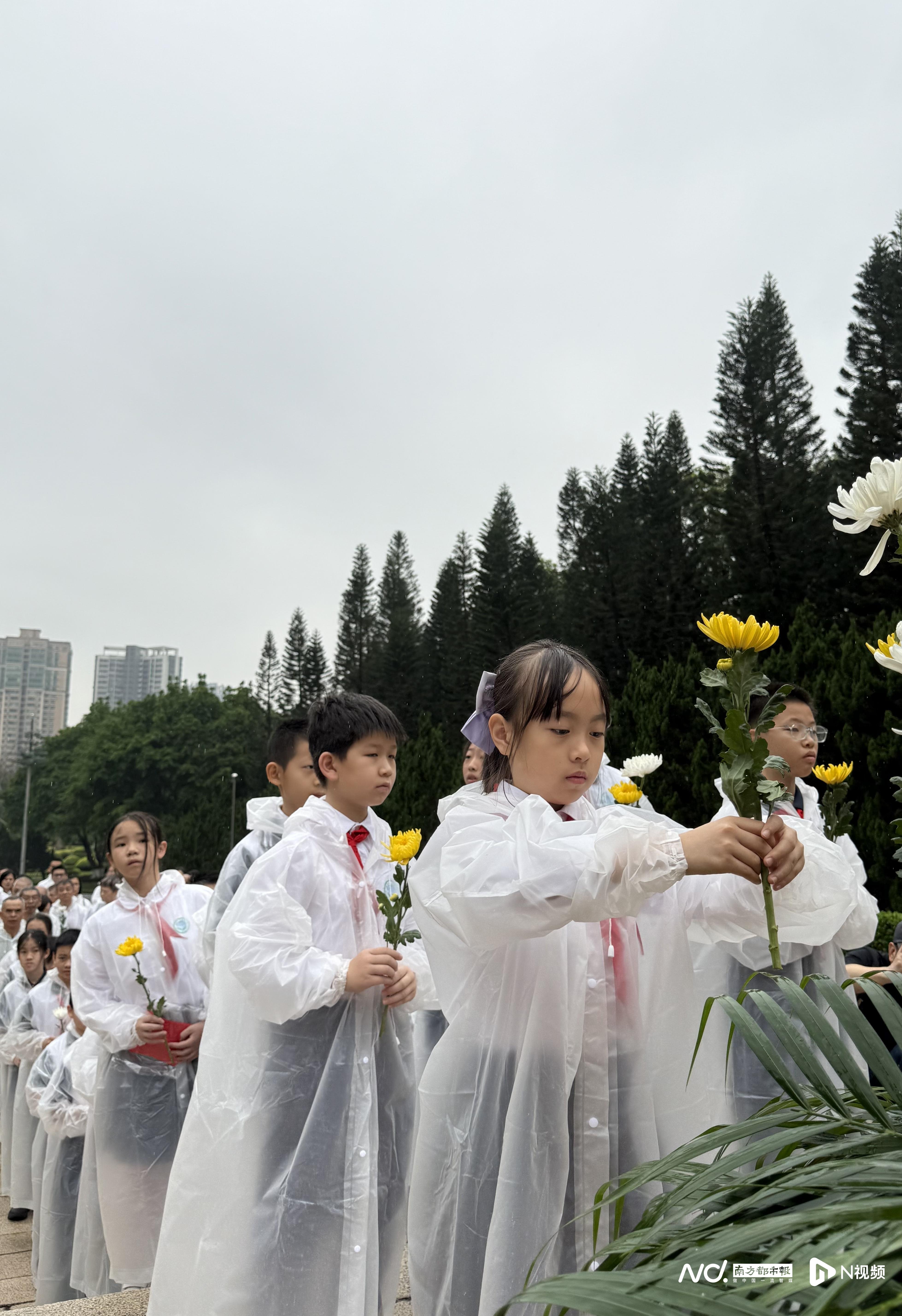 雨中祭先烈，鲜花寄哀思