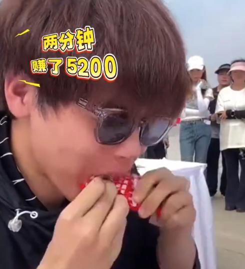 8个大学生靠吃2分钟赚3万长沙整了场吃辣条大赛，一根辣条就给一百块。八个大学生咔