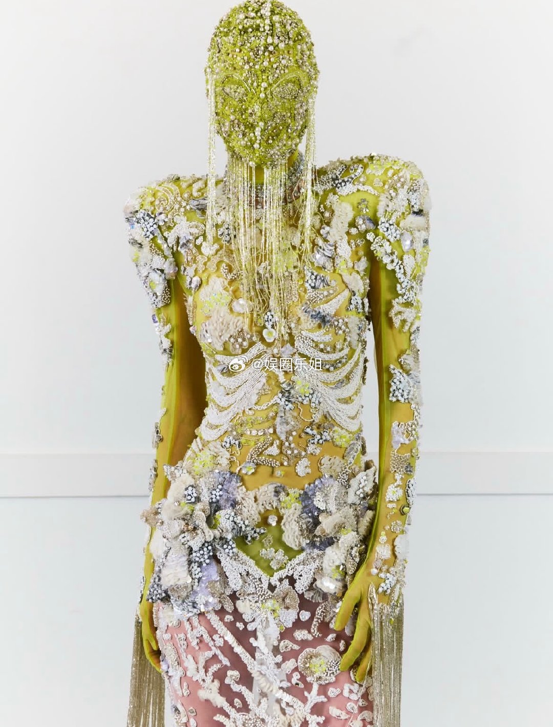 刘忻 先锋审美｜刘忻✖️QQ音乐超级巅峰之夜红毯｜荧光绿透视重工钉珠礼服，来自瑞