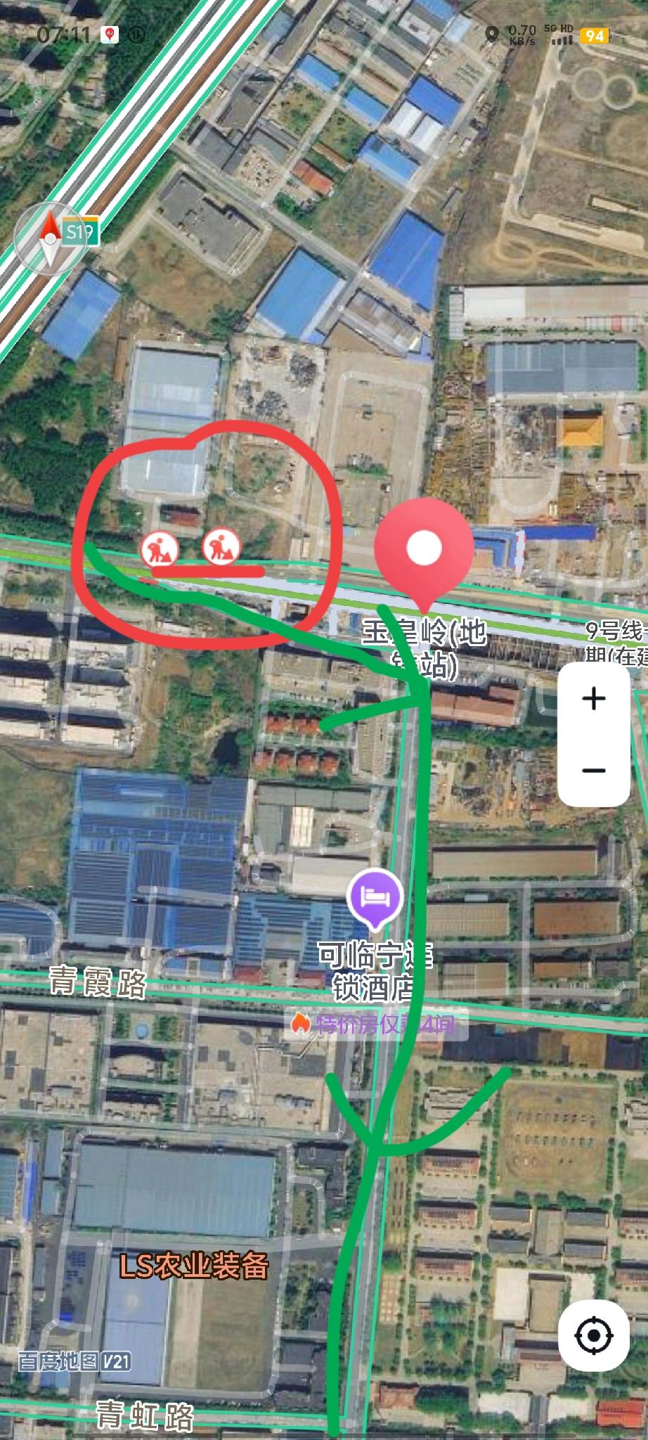 今天早上，青岛市城阳区正阳东路西向东玉皇岭地铁站北侧车道突然封路施工，过往车辆可