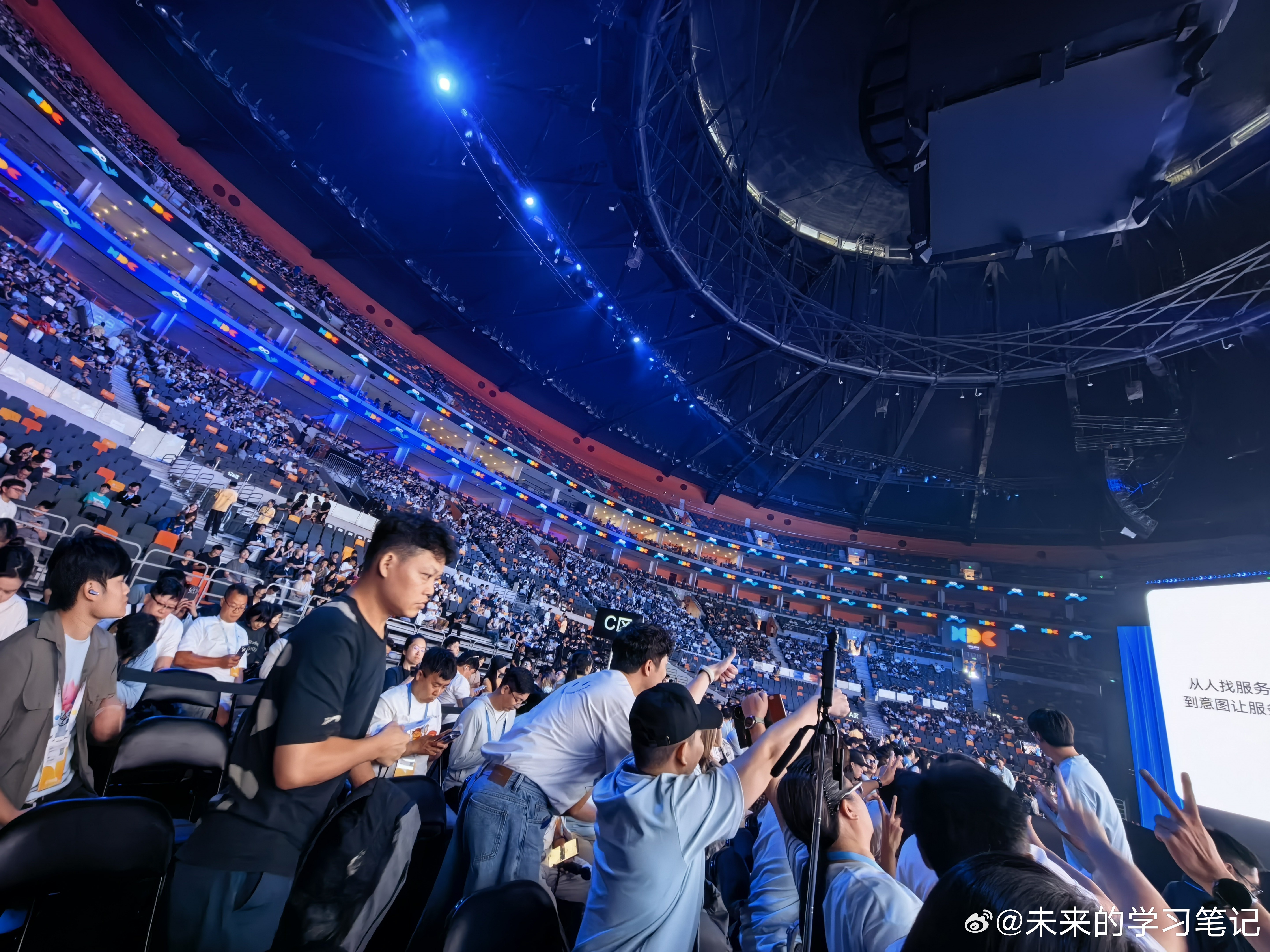 这就是老师的人气，争着合影2026花粉夏令营hdc2026