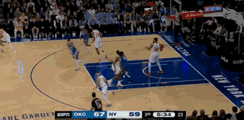 尼克斯这一进球在NBA谈不上华丽，但却是最流畅、最有效率的。
从后场到前场仅3人