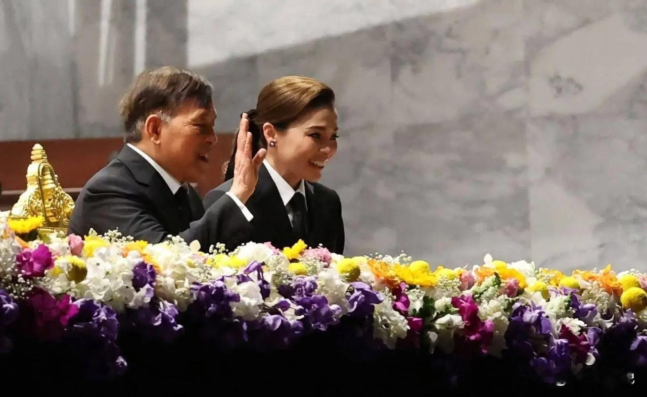 素提达王后以领队身份率团入场，泰王宣布“东南亚运动会“开幕！

第33届东南亚运