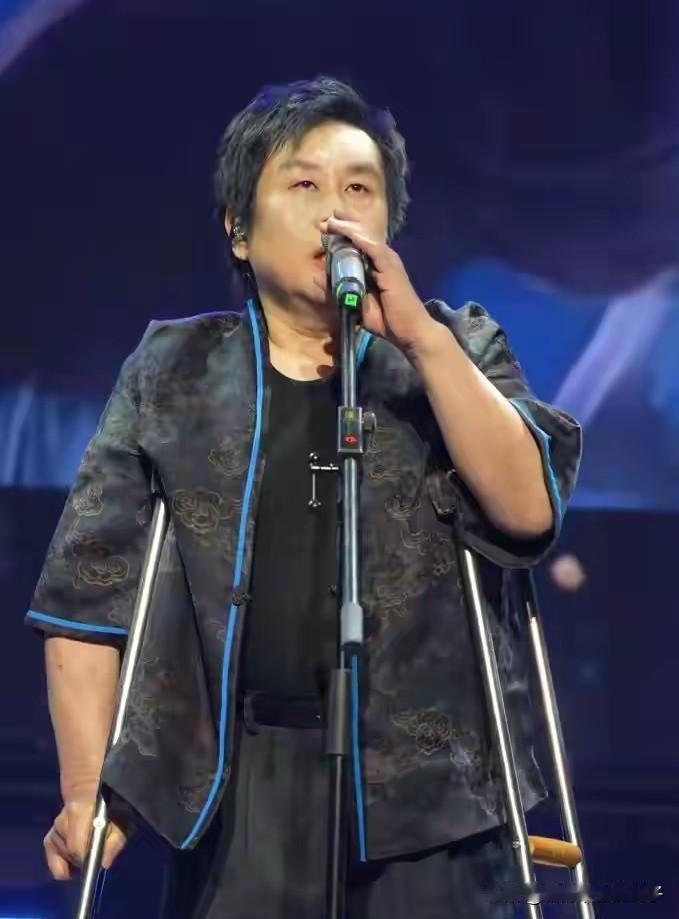 郑智化“连滚带爬”进飞机事件，深圳机场的处理方式给所有人上了一课！

刚开始舆论