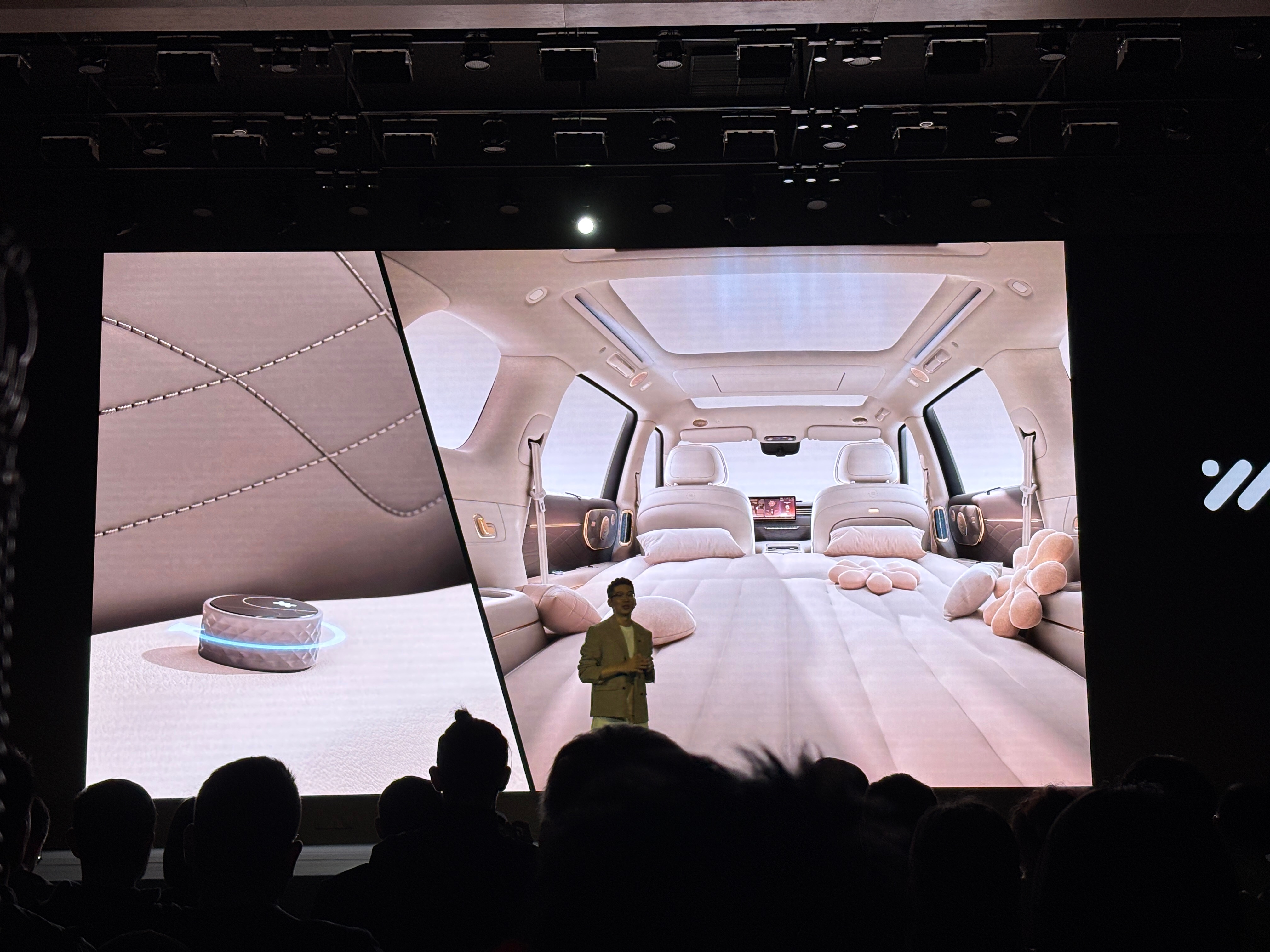 智己LS9的这些小巧思我是真喜欢啊，随心贴还有旋钮调节，车里还藏了几处磁吸拓展坞