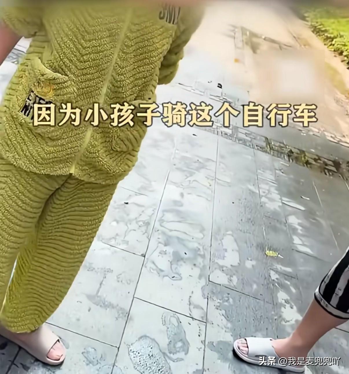 男孩偷车被车主抓包，本想找来家长教育两句结果家长却是个不讲理的，警察调解也撒泼最