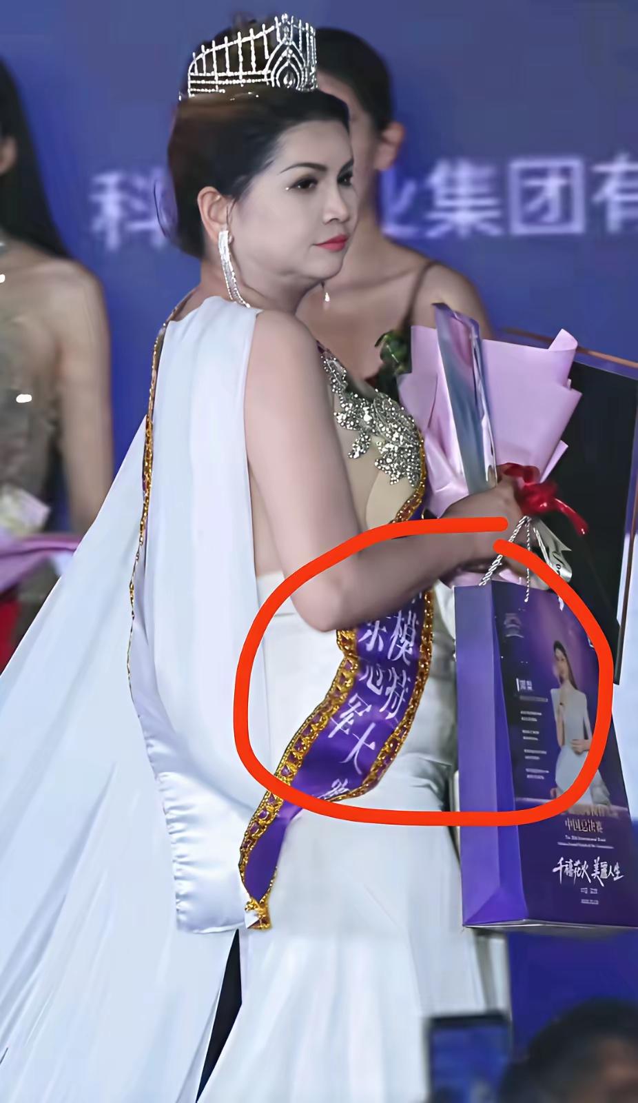 广东选美冠军出现了，
前几天还嘻嘻哈哈的广东朋友，
  还笑的出来吗？
  张倩