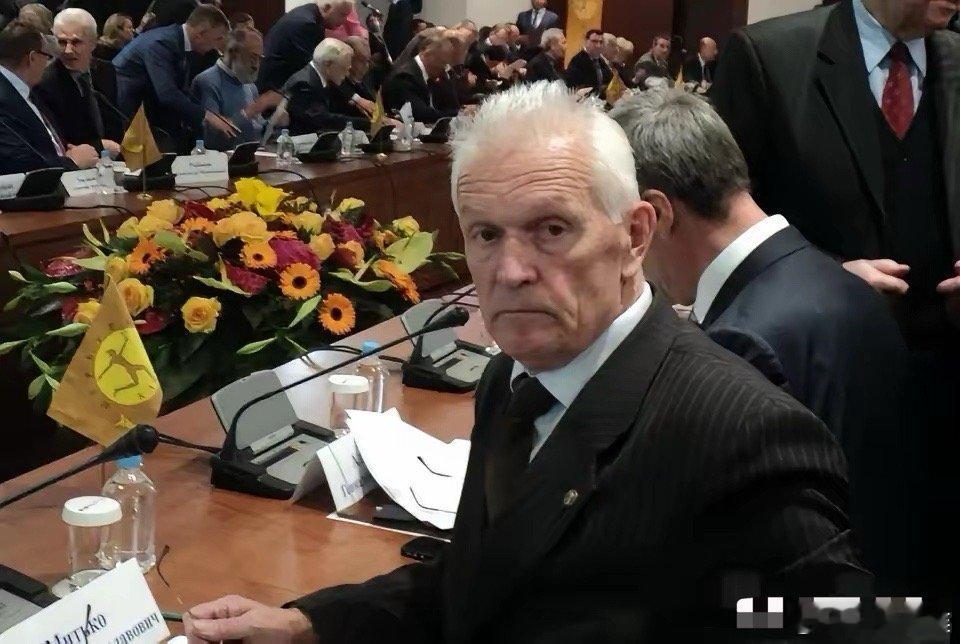 一名俄罗斯军事专家说：12月6日中国海军辽宁舰，在国际公共海域进行舰载机升降训练