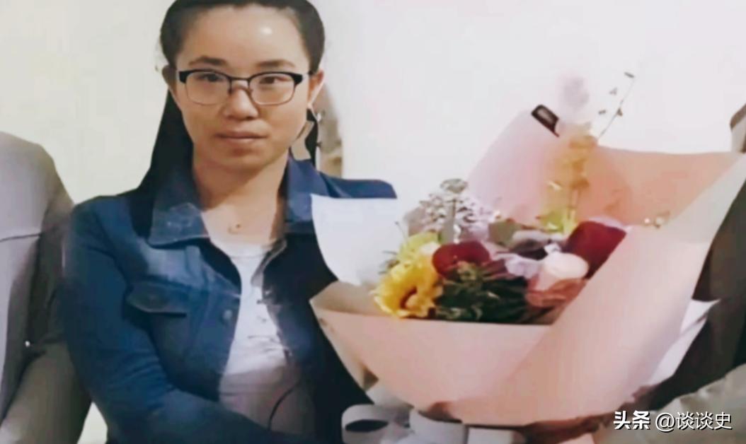 2017年，西安一女孩跪地抢救晕倒老人，可惜老人还是抢救无效离世。不料4天后，女