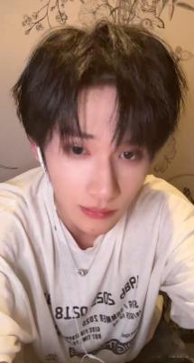 余宇涵突袭直播 余宇涵你小子是懂惊喜的！毫无预告的直播，唠嗑唠得超放松，没有一点