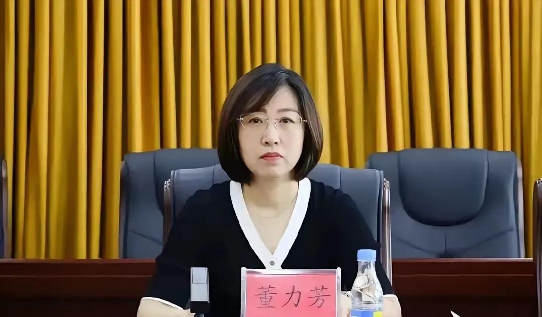 董力芳身为一名打字员，却能一路升至副局长和副县长之位，究竟是凭借真才实学，还是背