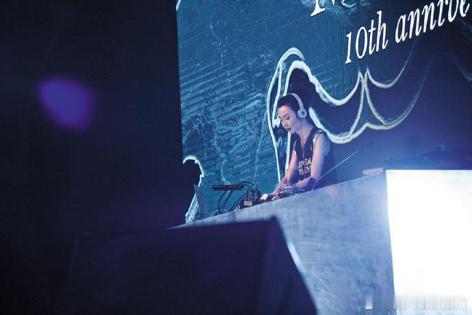 11年前的张曼玉打碟名场面 这种随性而又快乐的样子真让人羡慕