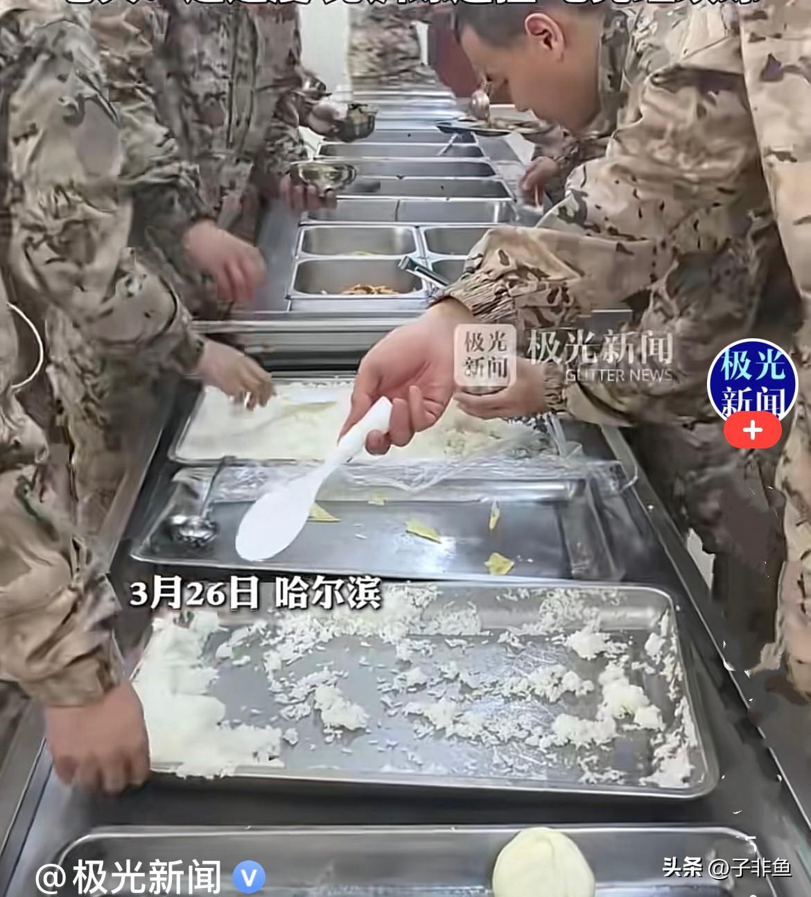 近日，黑龙江一部队食堂新兵吃饭场面，看得我热血沸腾，这才是生龙活虎的样子，一桌饭
