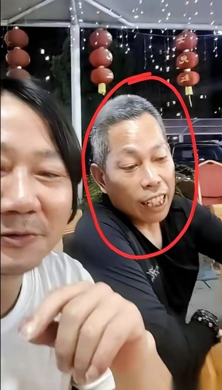 张雪师傅“牙哥”从富豪到破产，到疯狂飞机狂人，再到一个爱玩的老头，身份农民
18