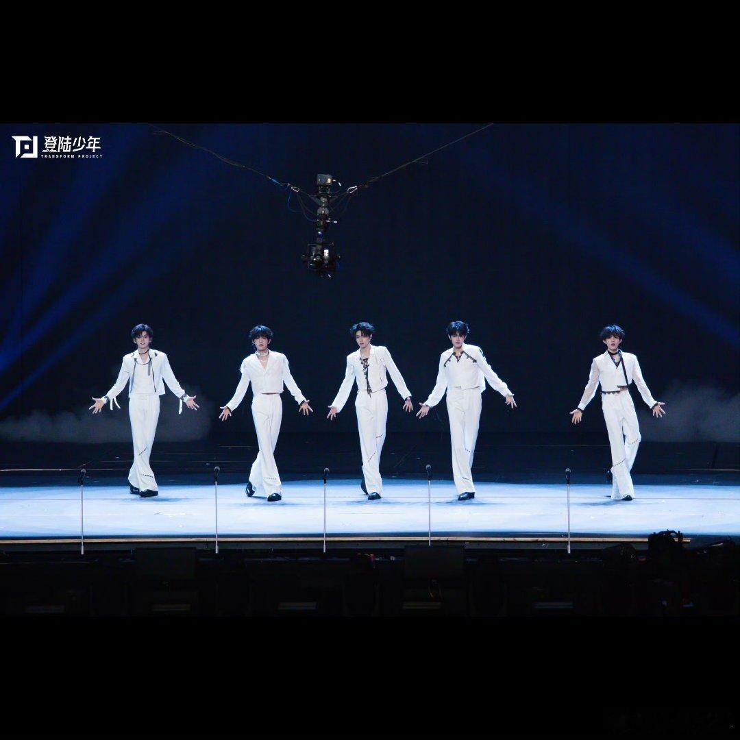 TOP浪漫主义演唱会舞台照登陆少年浪漫主义演唱会舞台照浪漫主义演唱会舞台照太绝了