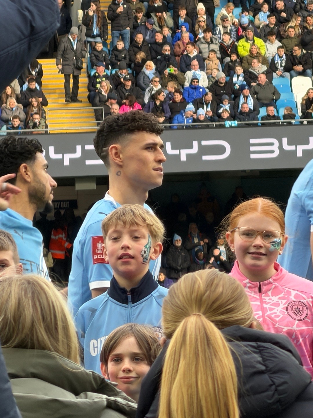 今天朋友请看球，来两张新鲜的福登，后面正好是比亚迪的标志 