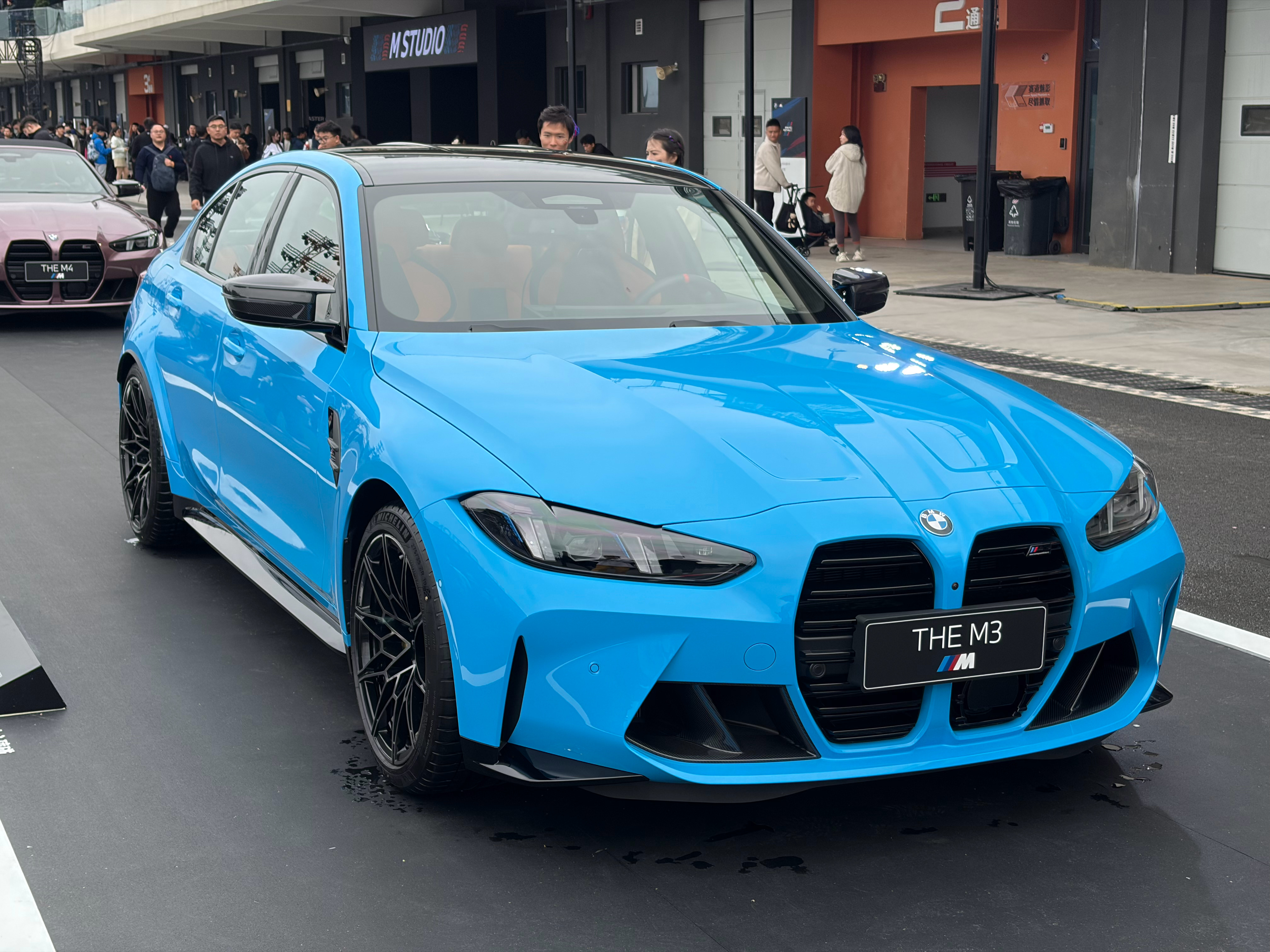 落地直接转场，2025 BMW M热血嘉年华！看看，这M3、M4、M5，帅吧？喜
