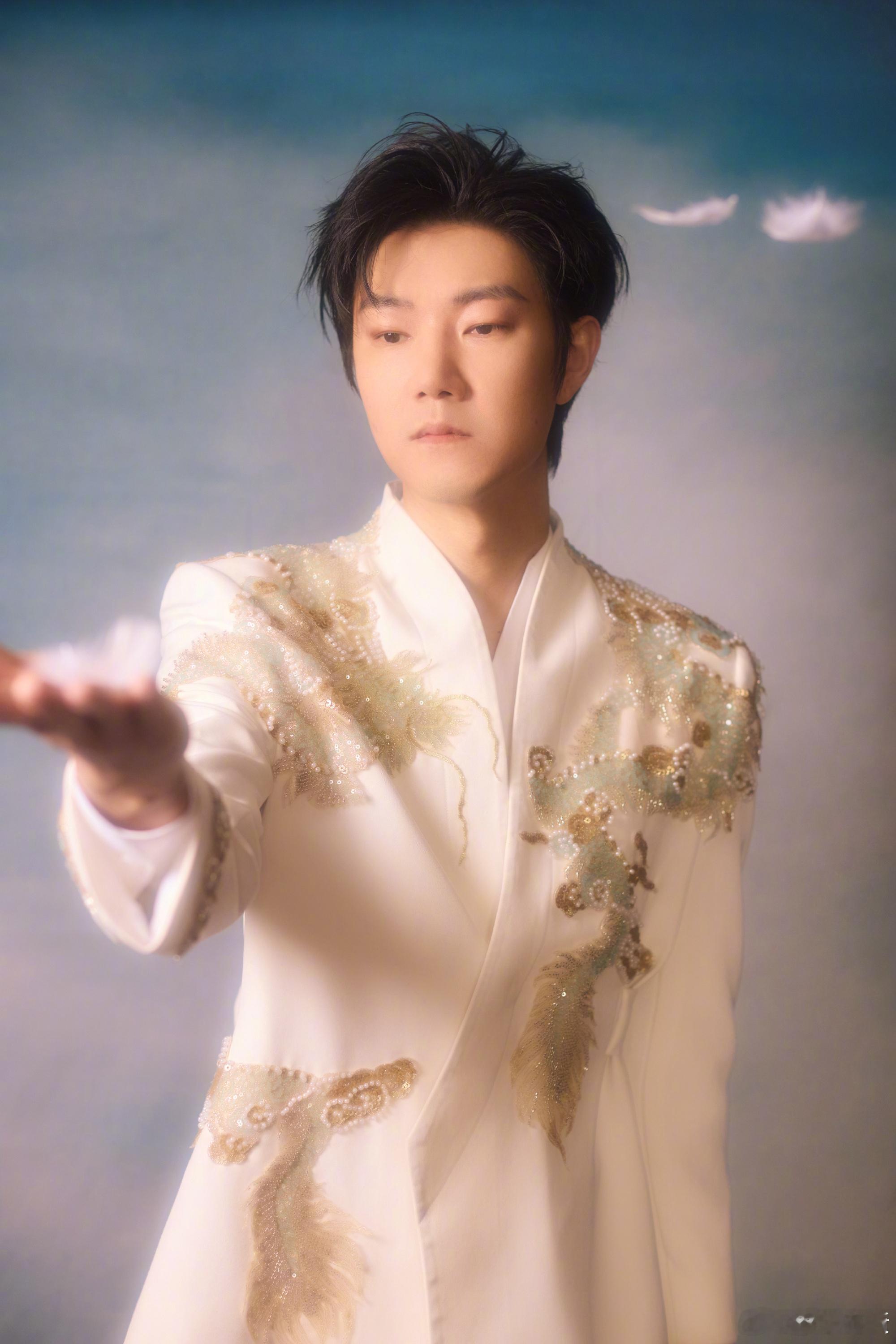 王晰为生病的阿姨粉祈福王晰发博为13年老粉祈福 王晰发博为生病的粉丝祈福，相互守