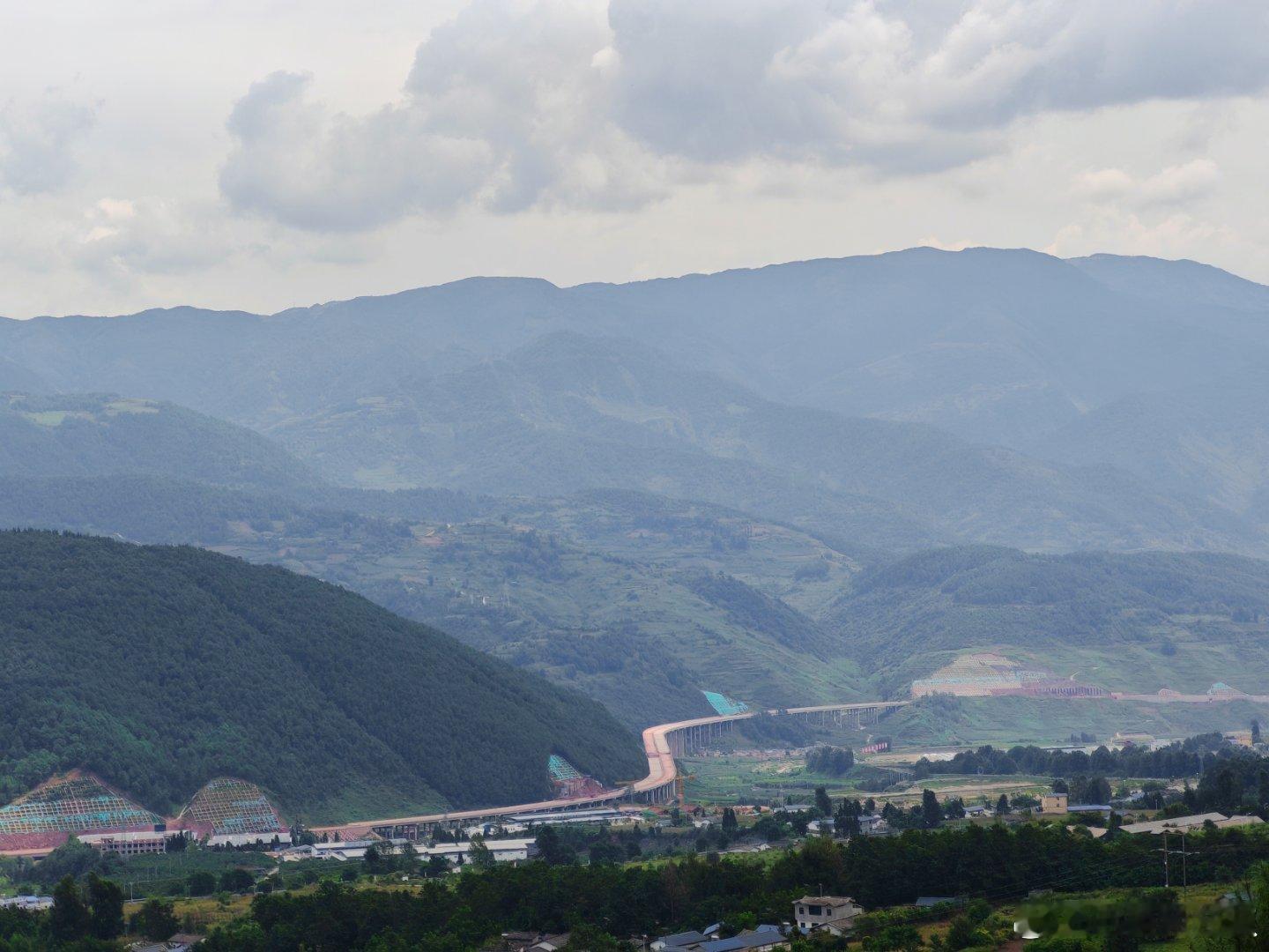 在山里跑了几天，真是挺感叹中国的基建能力的。（毛哥） ​​​