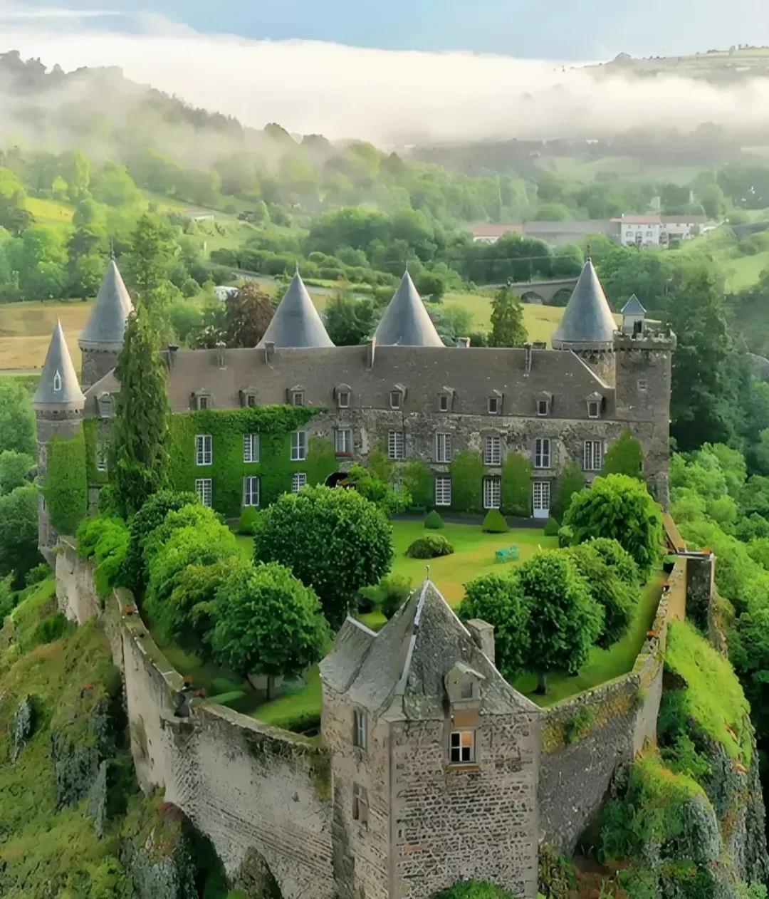 这座城堡放在冷兵器时代，绝对是易守难攻的军事要塞！你有何良策能攻入此城？