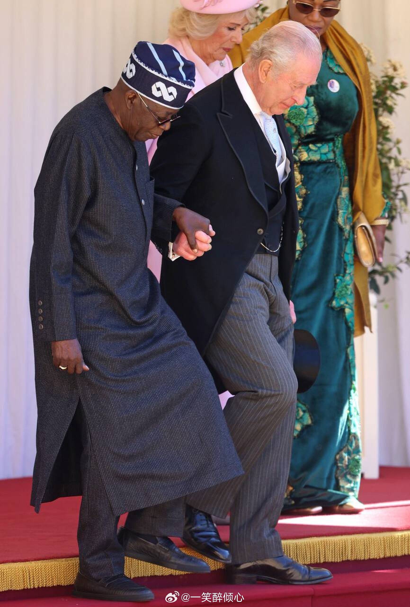 英国王室  今天7️⃣7️⃣岁查尔斯三世在温莎城堡【搀扶】7️⃣3️⃣岁尼日利亚