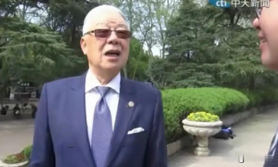 郑丽文称，陪同她访问大陆的袁健生，因为工作的原因这是他第一次踏上北京的土地，这是