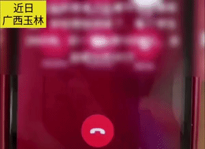 真是开眼了，学生趴桌子睡觉，每个月要收260元。
近日广西玉林陆川文昌中学，学生