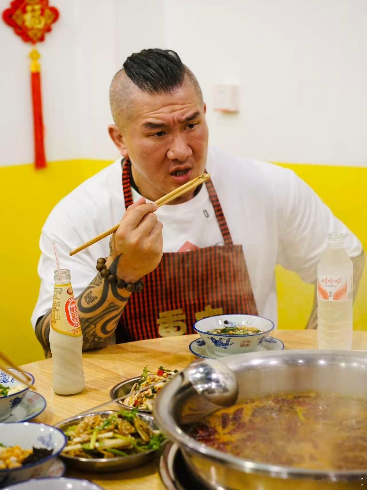 馆长被重庆火锅辣红温了馆长边吃火锅边说太辣了辣爆了 台湾网红“馆长”的川渝行第一