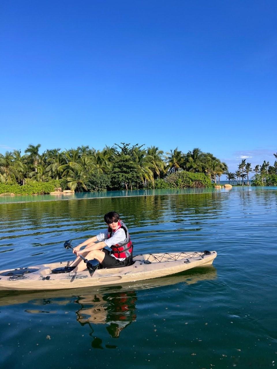 娱乐张凌赫划船plog张凌赫休假plog 这里有一个划船的帅哥 