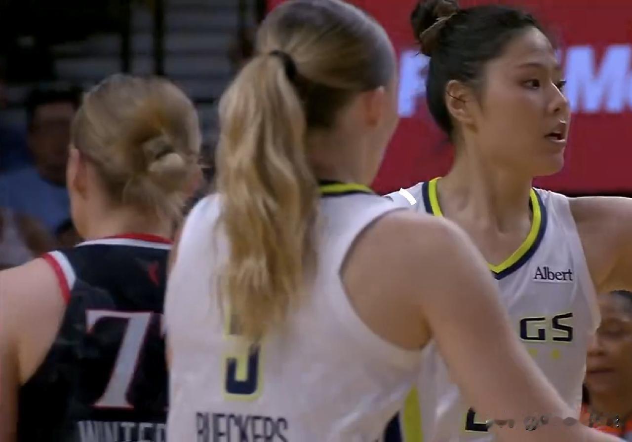 WNBA常规赛实时战况，李月汝上半场替补5分钟得到4分2篮板，飞翼客场落后火焰2