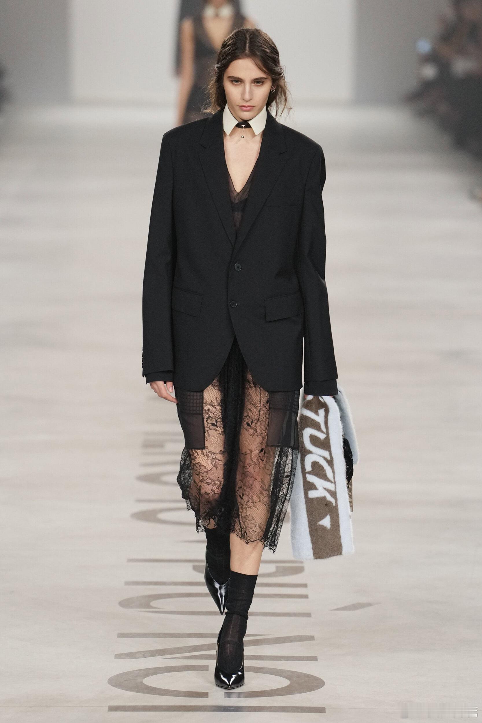 唐嫣 × FENDI 2026秋冬高定系列罗马大秀美糖来啦！作为品牌在国内毫无疑