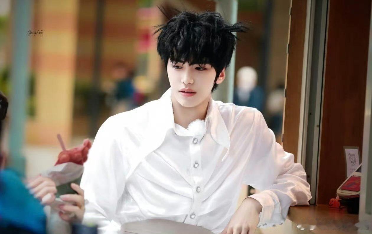 邵子恒炸毛了一路繁花 邵子恒在《一路繁花2》的新造型太吸睛，卷毛被海风一吹炸起，