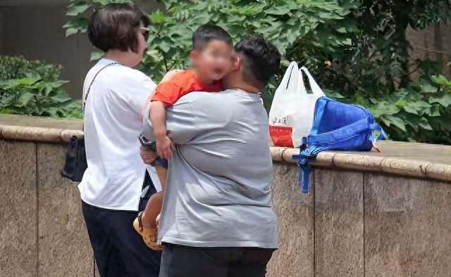 44岁Selina胖到脖子消失！肚子比男友大，真实幸福肥惹人羡