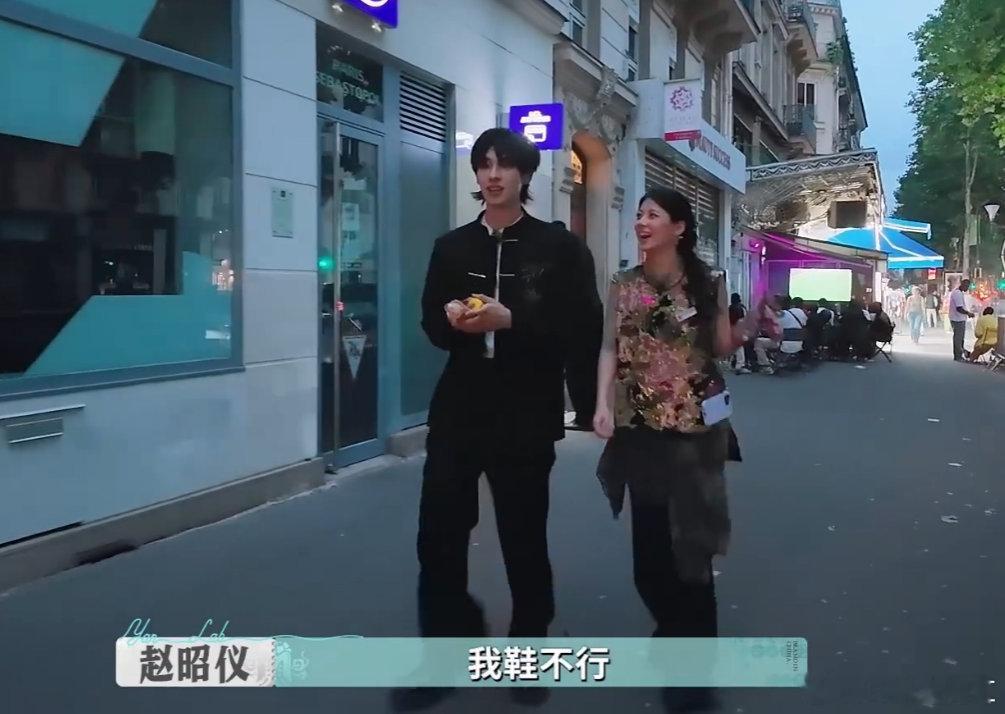 快给赵昭仪颜安递本子他俩举着甜筒说说笑笑的样子，让我瞬间穿越回18岁！导演速速递