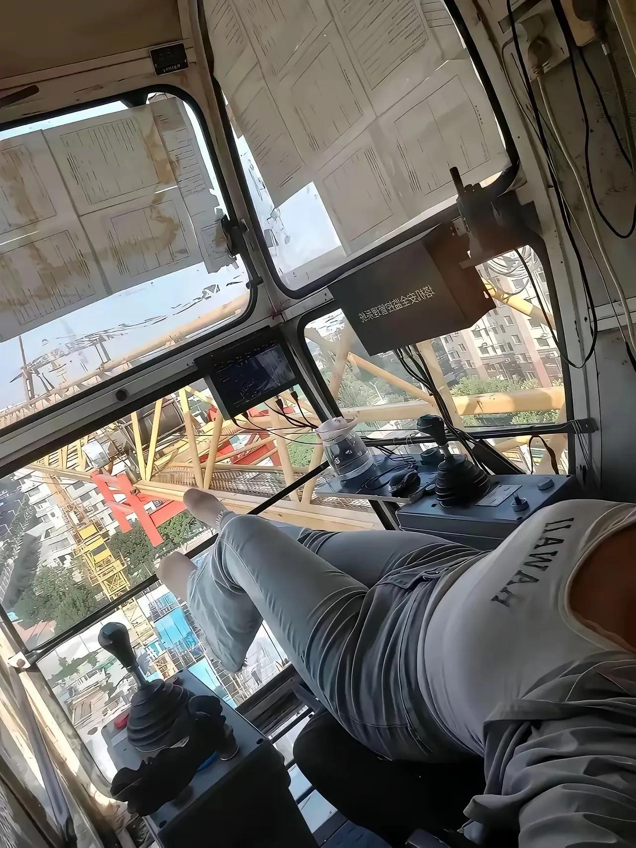 好奇！塔吊司机师傅都是怎么解决大小便的呢？[what]
