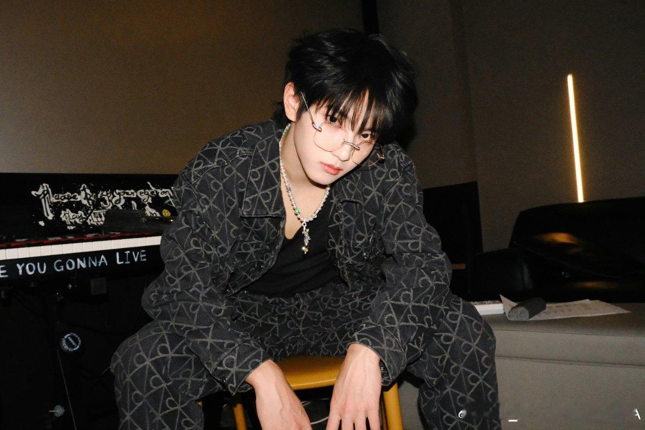 穆祉丞无框眼镜穆祉丞耍个酷呗！ 穆祉丞耍个酷呗