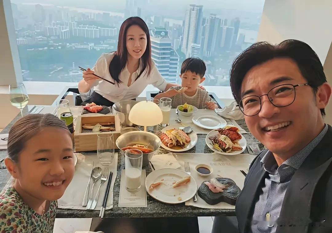 安在旭太有眼光了，没有娶美女明星，更没有娶名媛，娶了音乐剧演员崔贤珠，这个女人一