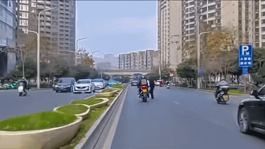 老头是跑着撞上骑手的。
如果是故意的，这是拿着骑手的命开玩笑儿。如果不是故意的，